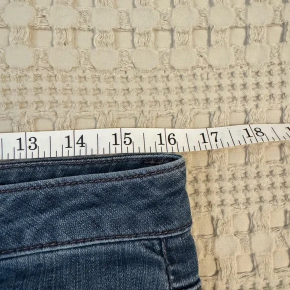 1822 LADIES JEANS DISTRESSED WITH RAW HEM SIZE 12 - Picture 6 of 8